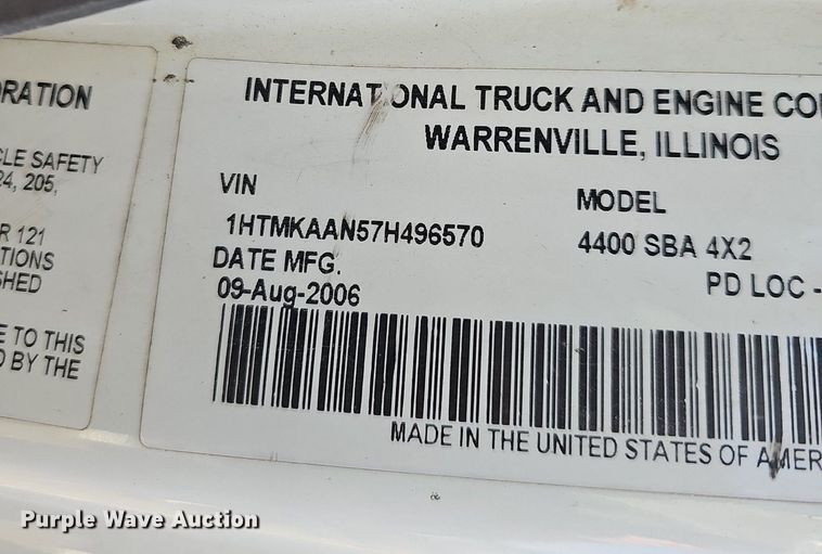 image for item EJ5916 2007 International 4400 flatbed truck