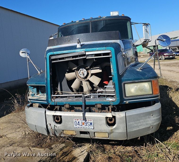 image for item EJ5920 2000 Mack CH613 truck cab and chassis