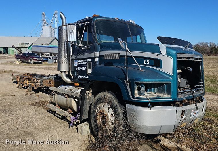 image for item EJ5920 2000 Mack CH613 truck cab and chassis