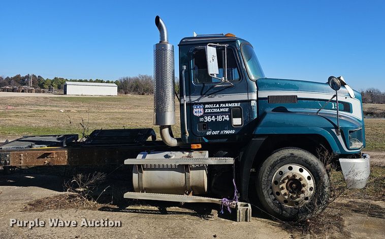 image for item EJ5920 2000 Mack CH613 truck cab and chassis