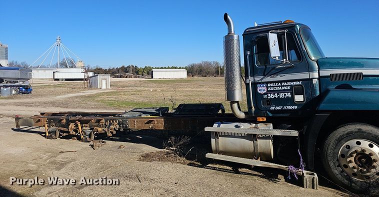 image for item EJ5920 2000 Mack CH613 truck cab and chassis