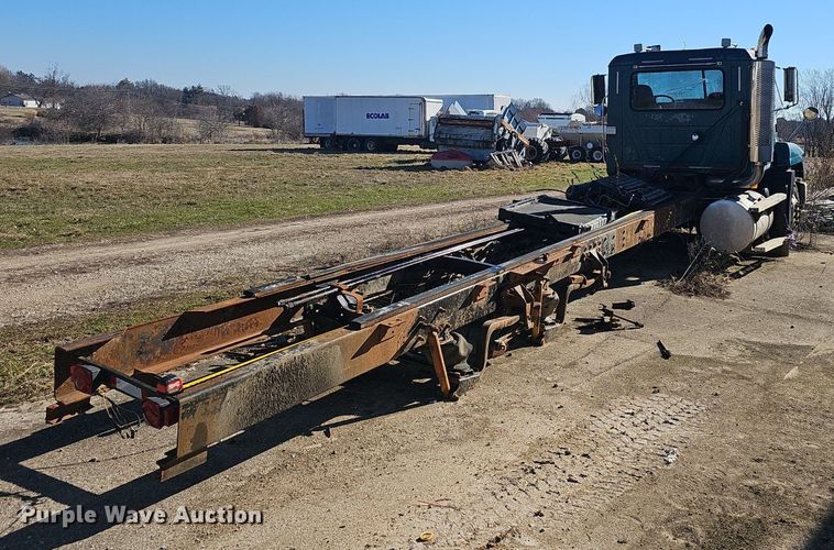 image for item EJ5920 2000 Mack CH613 truck cab and chassis