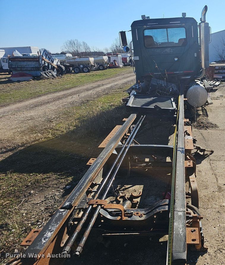 image for item EJ5920 2000 Mack CH613 truck cab and chassis