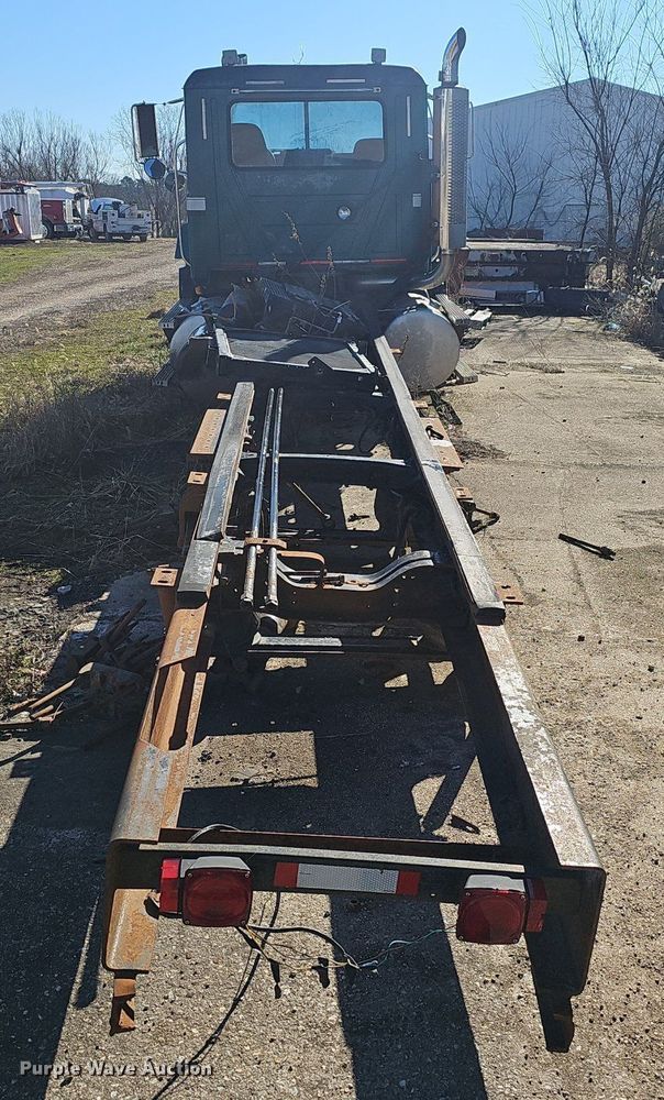 image for item EJ5920 2000 Mack CH613 truck cab and chassis