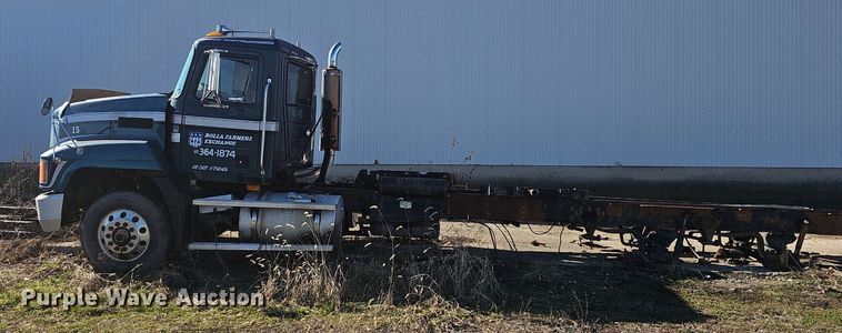 image for item EJ5920 2000 Mack CH613 truck cab and chassis