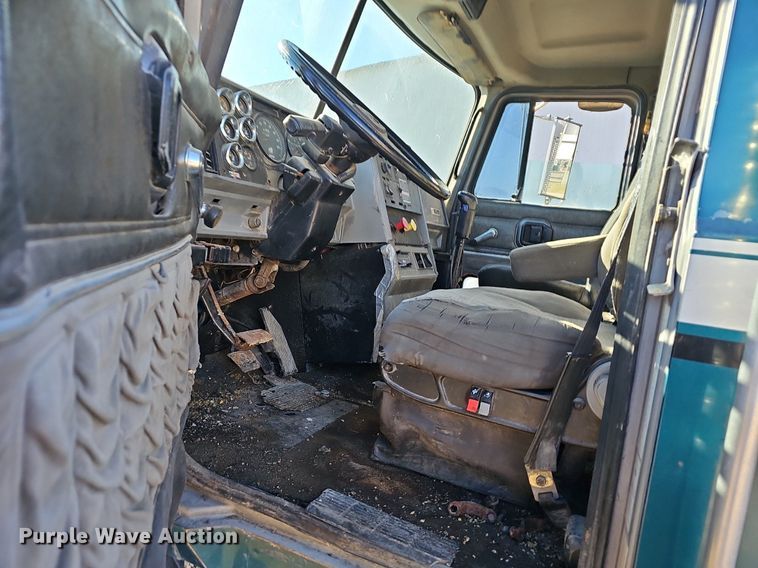 image for item EJ5920 2000 Mack CH613 truck cab and chassis