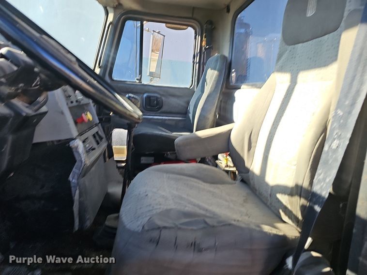 image for item EJ5920 2000 Mack CH613 truck cab and chassis