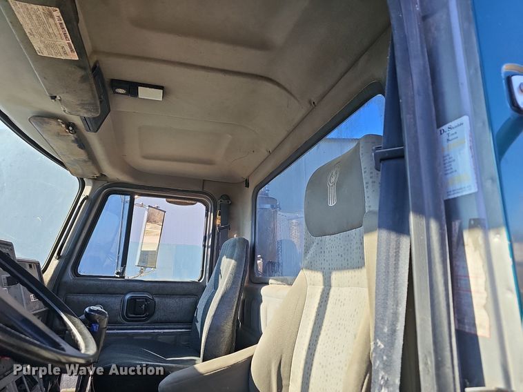 image for item EJ5920 2000 Mack CH613 truck cab and chassis