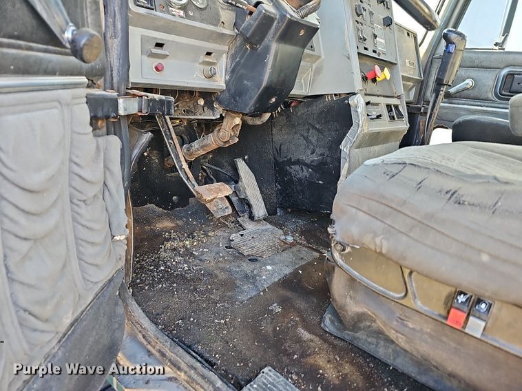 image for item EJ5920 2000 Mack CH613 truck cab and chassis