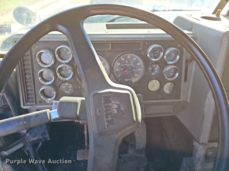 image for item EJ5920 2000 Mack CH613 truck cab and chassis