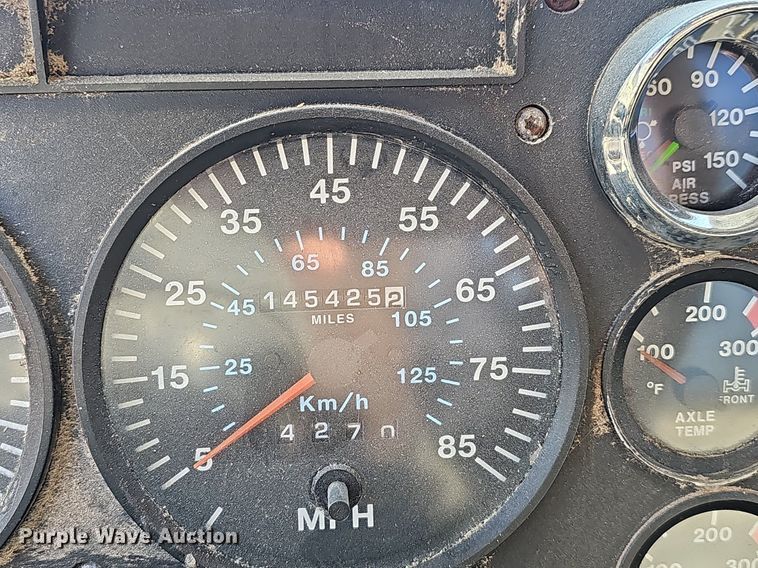 image for item EJ5920 2000 Mack CH613 truck cab and chassis