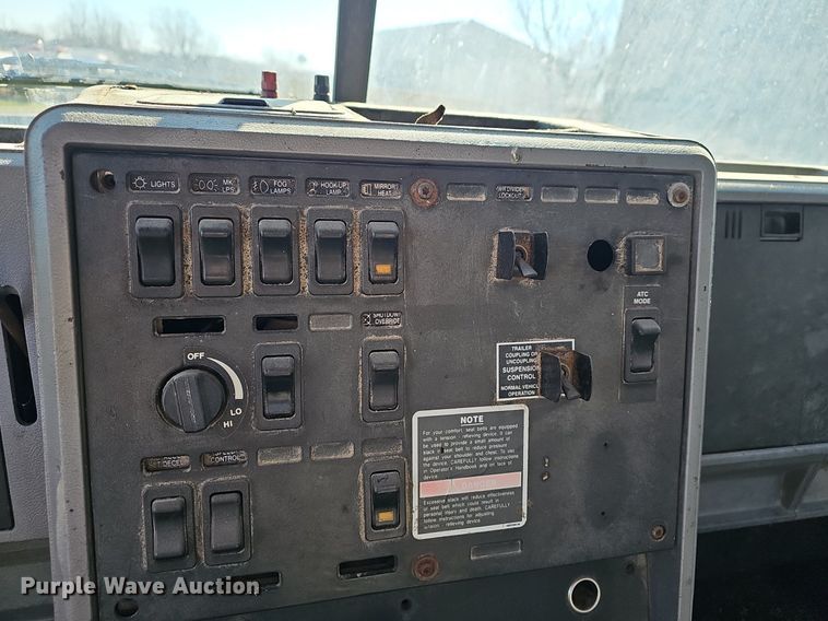 image for item EJ5920 2000 Mack CH613 truck cab and chassis