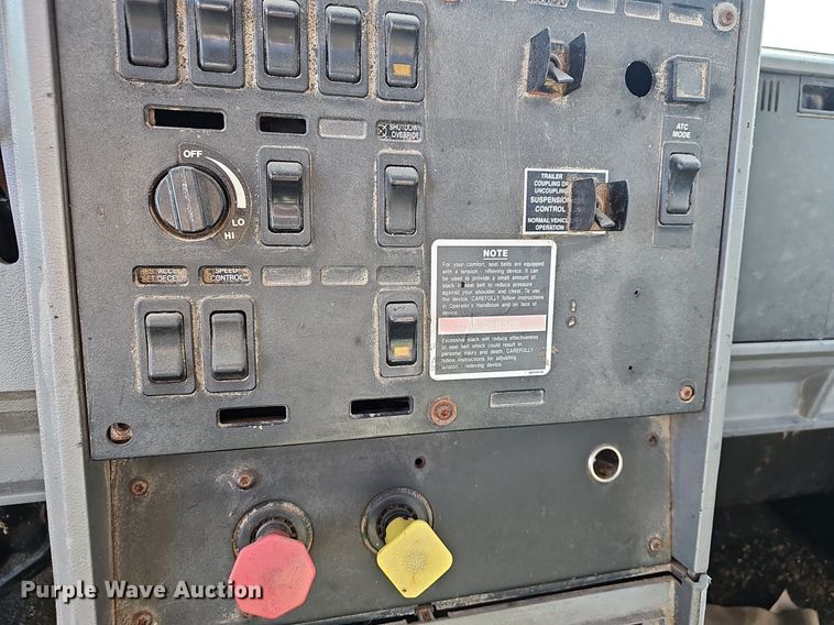 image for item EJ5920 2000 Mack CH613 truck cab and chassis