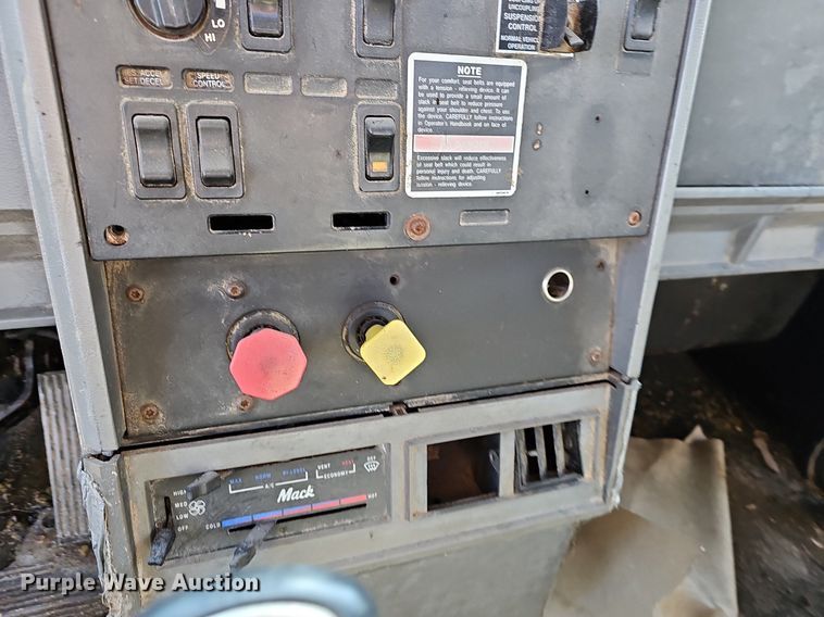 image for item EJ5920 2000 Mack CH613 truck cab and chassis