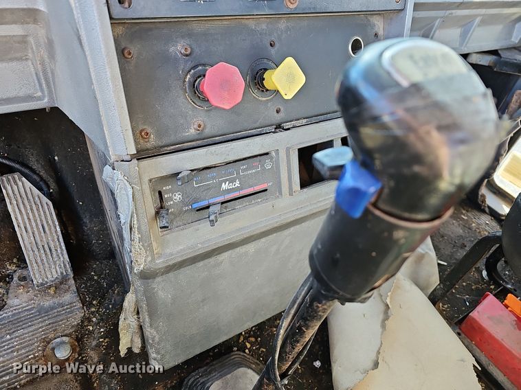 image for item EJ5920 2000 Mack CH613 truck cab and chassis