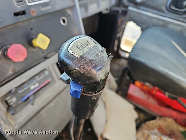 image for item EJ5920 2000 Mack CH613 truck cab and chassis