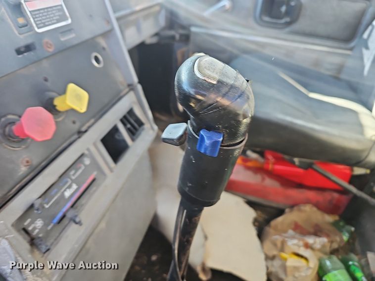 image for item EJ5920 2000 Mack CH613 truck cab and chassis