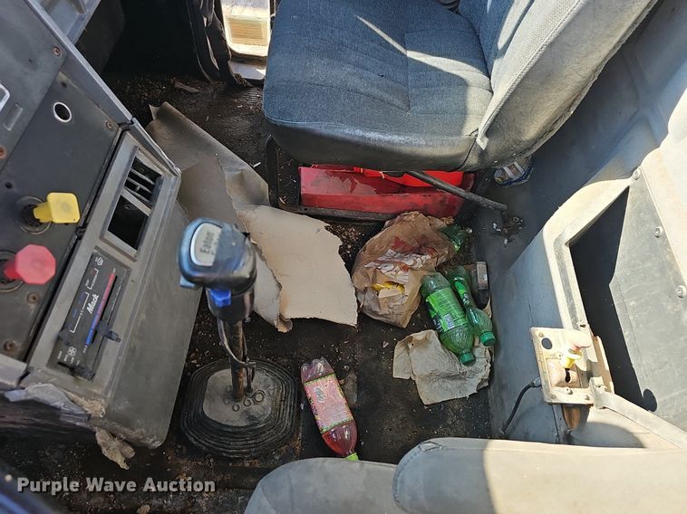 image for item EJ5920 2000 Mack CH613 truck cab and chassis