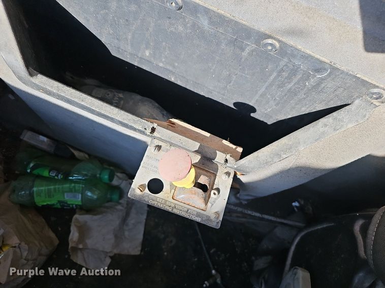 image for item EJ5920 2000 Mack CH613 truck cab and chassis