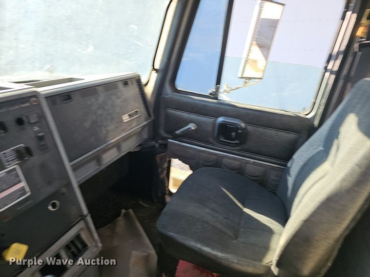 image for item EJ5920 2000 Mack CH613 truck cab and chassis