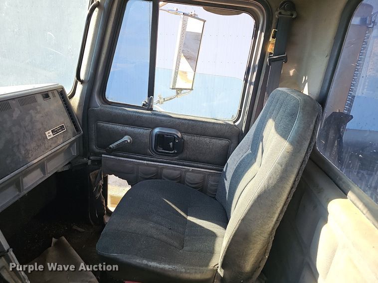 image for item EJ5920 2000 Mack CH613 truck cab and chassis