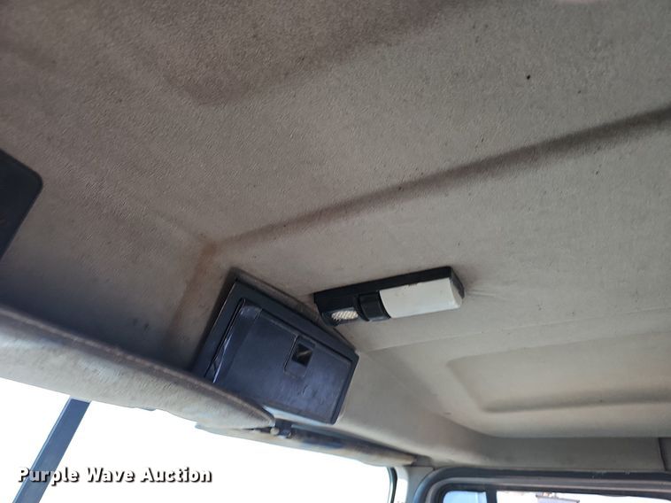 image for item EJ5920 2000 Mack CH613 truck cab and chassis