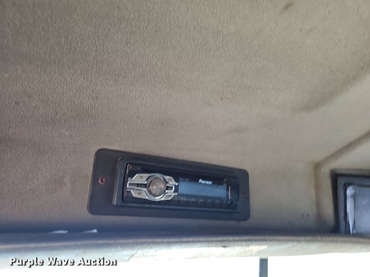 image for item EJ5920 2000 Mack CH613 truck cab and chassis