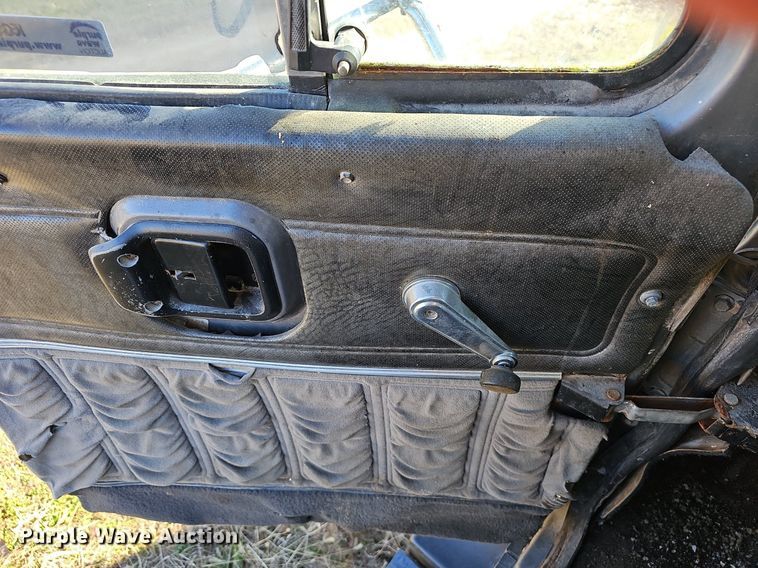 image for item EJ5920 2000 Mack CH613 truck cab and chassis