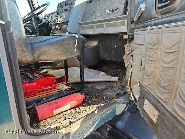 image for item EJ5920 2000 Mack CH613 truck cab and chassis