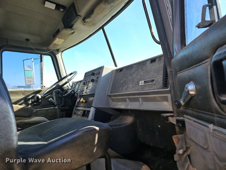 image for item EJ5920 2000 Mack CH613 truck cab and chassis