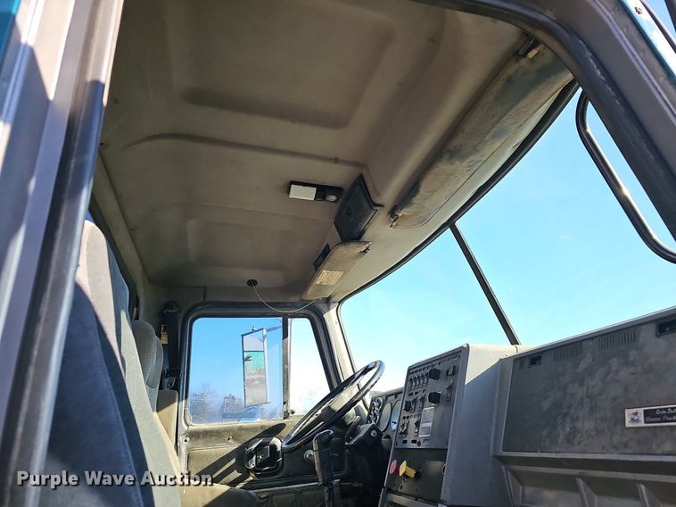 image for item EJ5920 2000 Mack CH613 truck cab and chassis