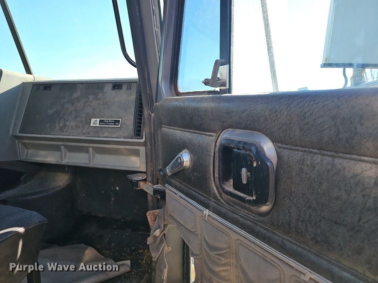 image for item EJ5920 2000 Mack CH613 truck cab and chassis