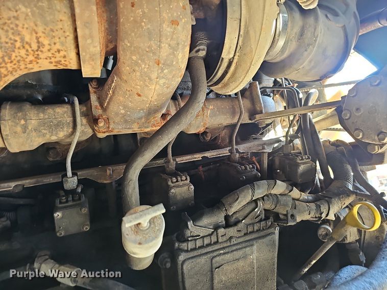 image for item EJ5920 2000 Mack CH613 truck cab and chassis