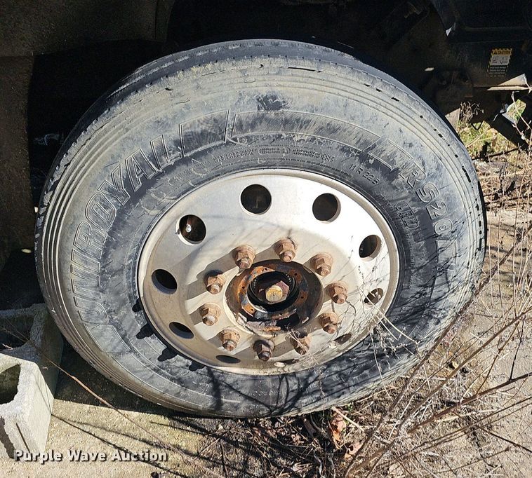 image for item EJ5920 2000 Mack CH613 truck cab and chassis