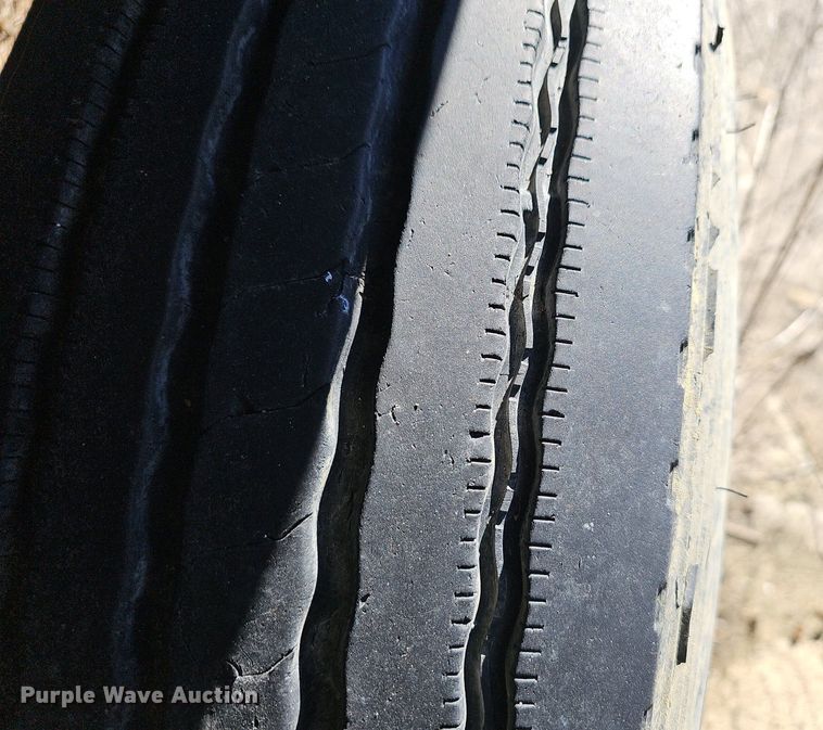 image for item EJ5920 2000 Mack CH613 truck cab and chassis