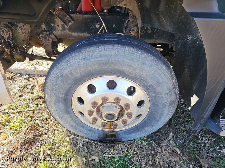 image for item EJ5920 2000 Mack CH613 truck cab and chassis