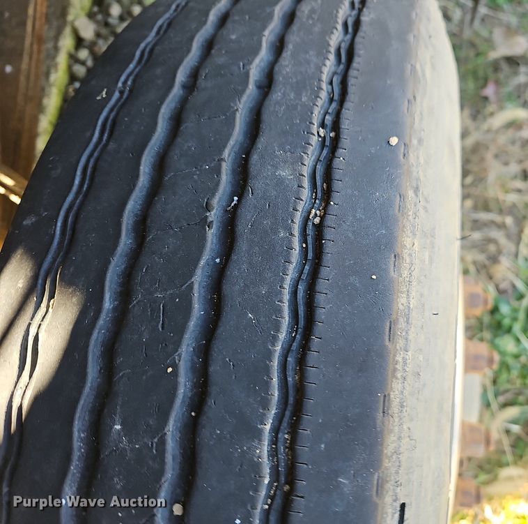 image for item EJ5920 2000 Mack CH613 truck cab and chassis