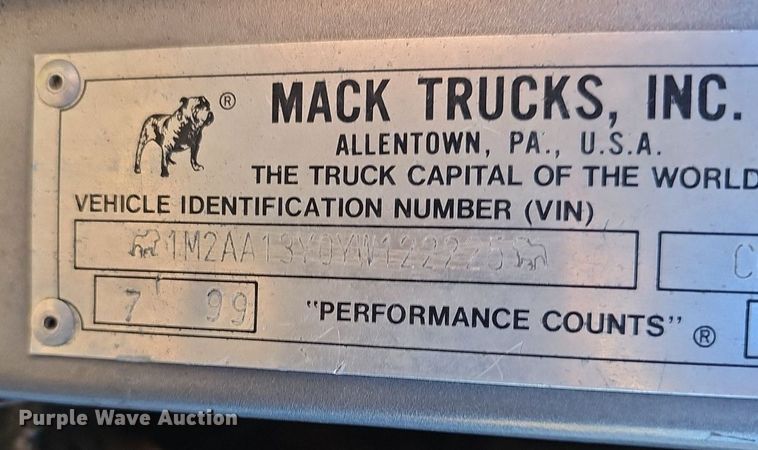 image for item EJ5920 2000 Mack CH613 truck cab and chassis