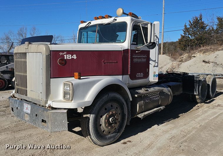 image for item EJ5929 1989 International 9300 semi truck