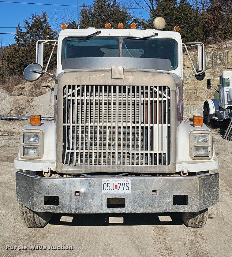 image for item EJ5929 1989 International 9300 semi truck