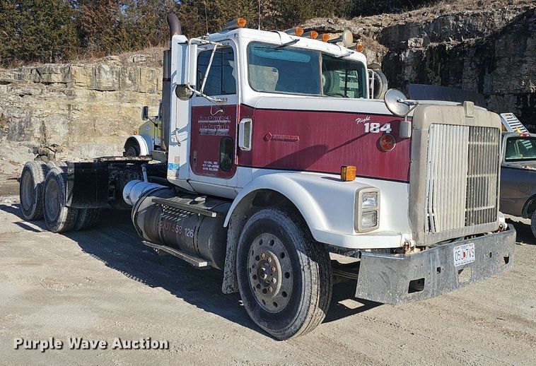 image for item EJ5929 1989 International 9300 semi truck