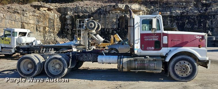 image for item EJ5929 1989 International 9300 semi truck