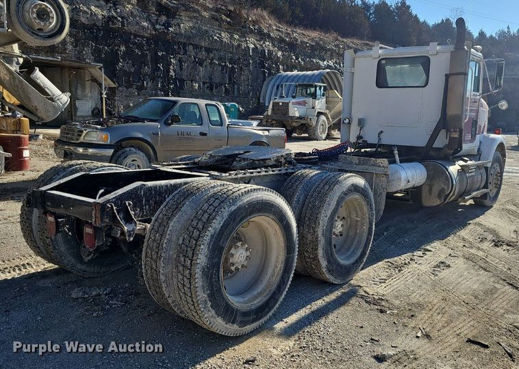 image for item EJ5929 1989 International 9300 semi truck