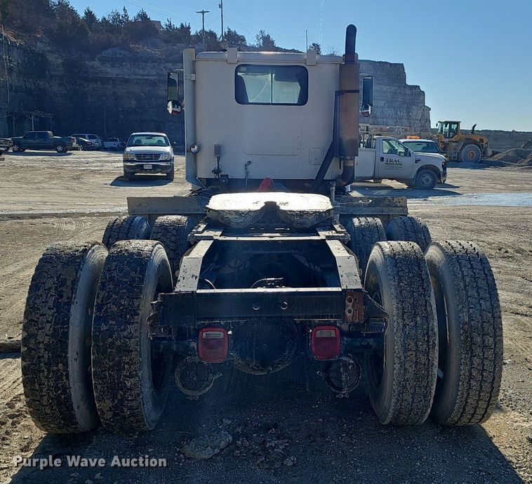 image for item EJ5929 1989 International 9300 semi truck