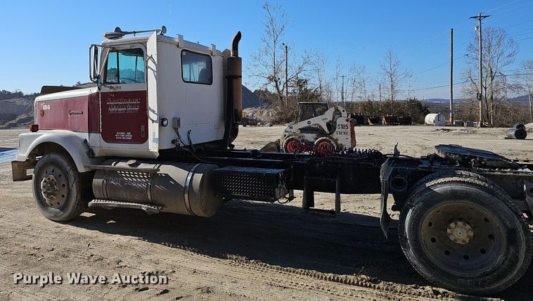 image for item EJ5929 1989 International 9300 semi truck