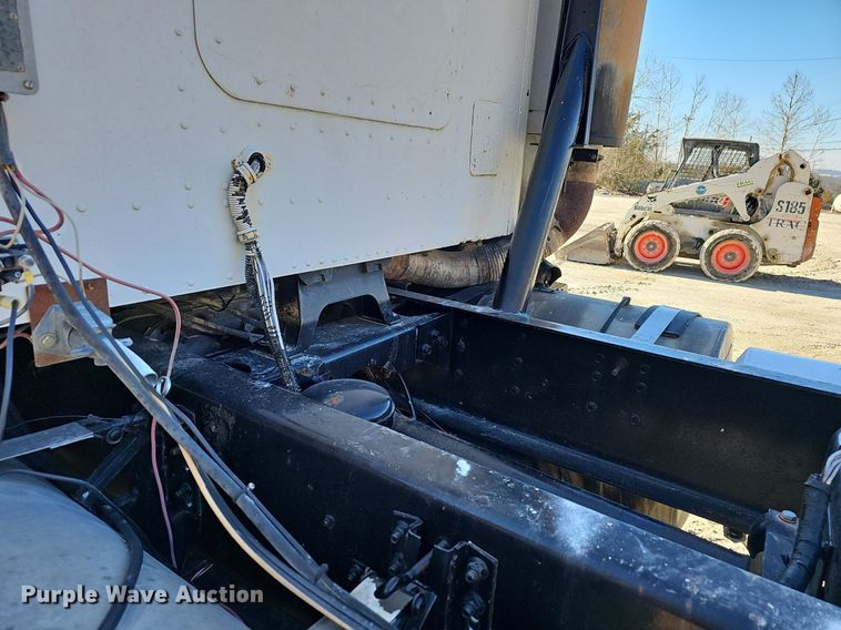 image for item EJ5929 1989 International 9300 semi truck