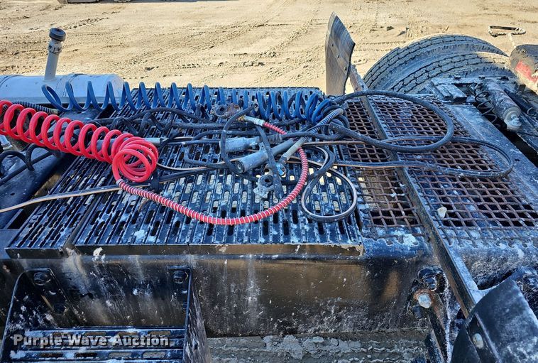 image for item EJ5929 1989 International 9300 semi truck