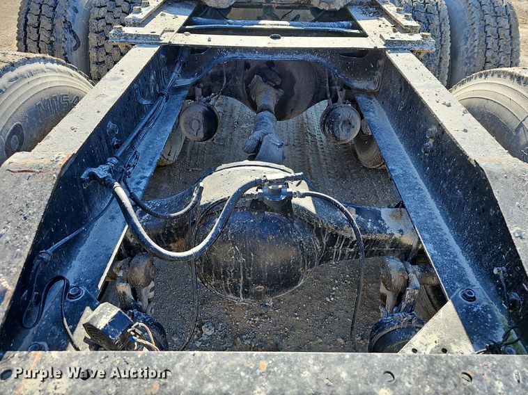 image for item EJ5929 1989 International 9300 semi truck