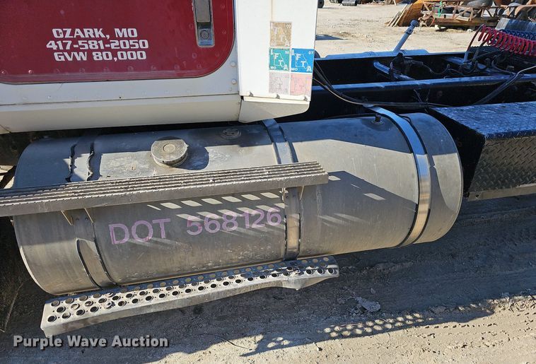 image for item EJ5929 1989 International 9300 semi truck