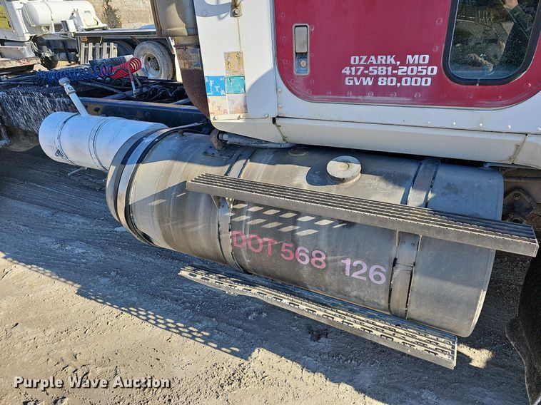 image for item EJ5929 1989 International 9300 semi truck